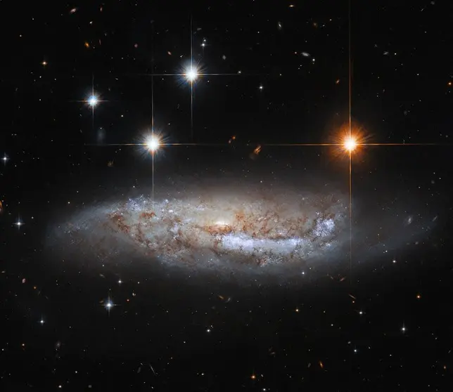 El telescopio espacial Hubble captura una vista lateral de una galaxia: Foto NASA