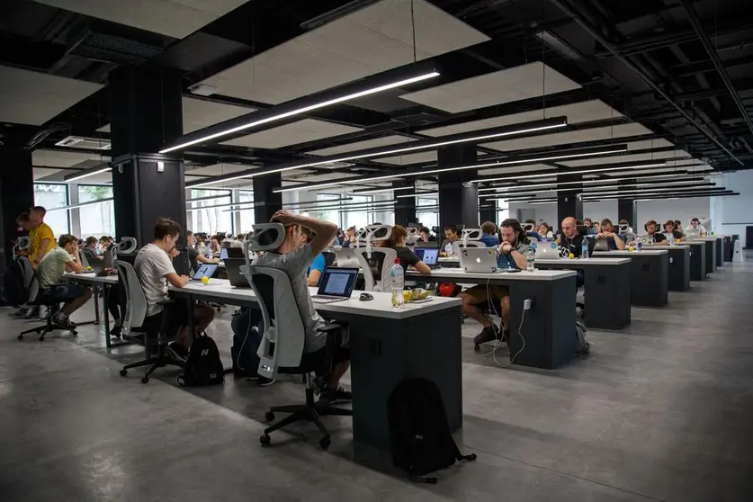 Grupo de personas en su lugar de trabajo
