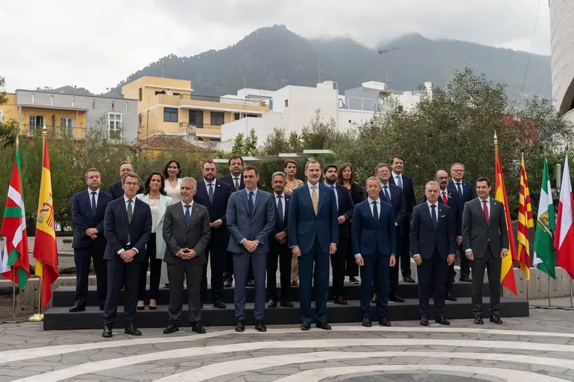 Conferencia presidentes. Foto oficial de Pedro Sánchez, el rey Felipe VI y los presidentes autonómicos
