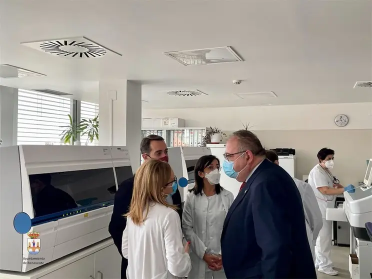 El consejero de Sanidad durante su visita a Benavente