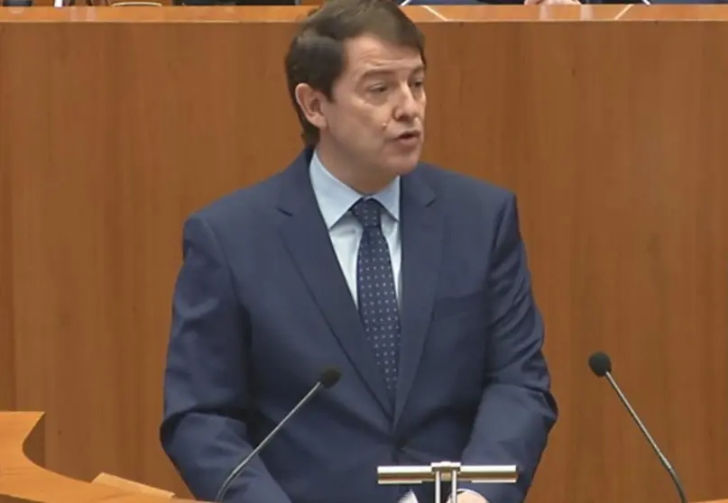 Alfonso Fernández Mañueco durante su primera comparecencia en el pleno de investidura en las Cortes de CyL