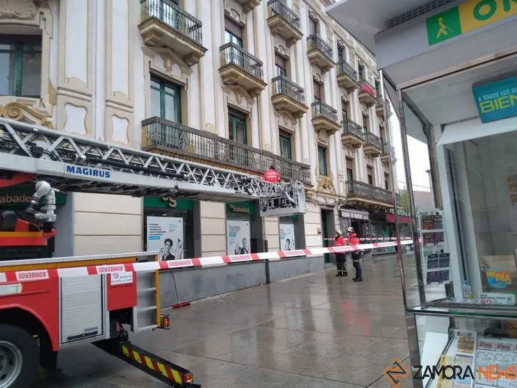 Los bomberos intervienen en el edificio de la calle Santa Clara por la caída de cascotes