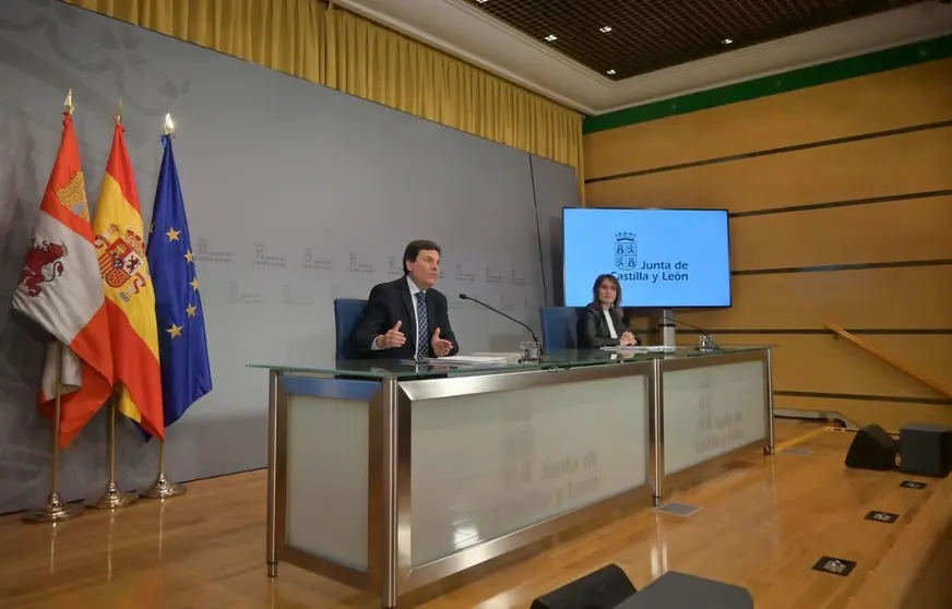 El consejero de Economía y Hacienda y portavoz, Carlos Fdez. Carriedo, y la consejera de Educación, Rocío Lucas, comparecen en rueda de prensa posterior al Consejo de Gobierno