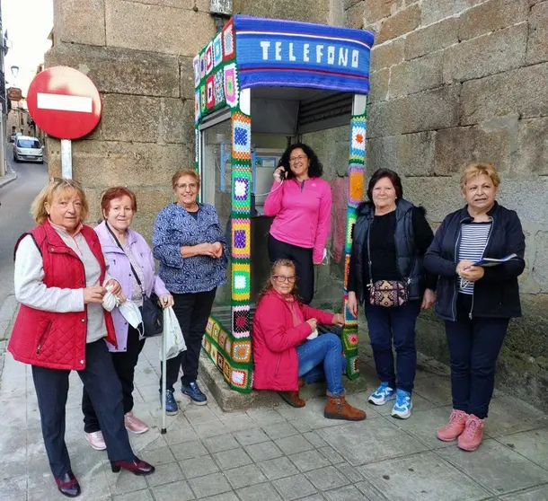 Mujeres de la asociación de Fermoselle decorando la cabina. Fotografía: CEDIDA