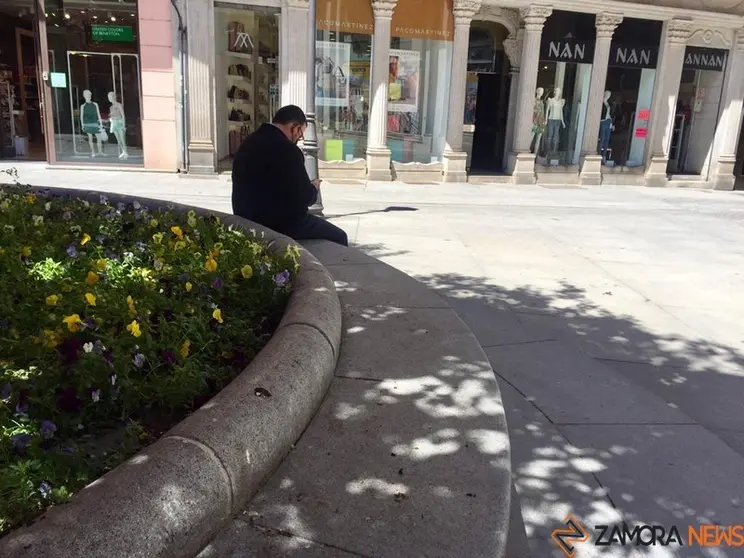 Un hombre busca una sombra en una calle de Zamora
