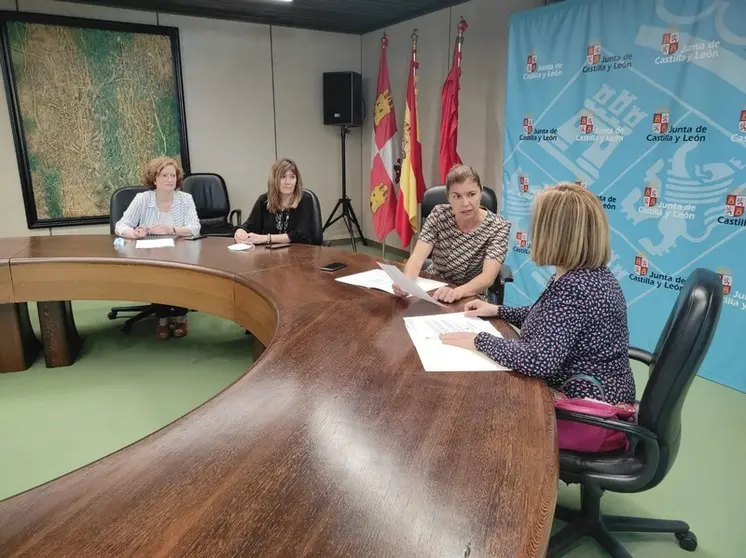La delegada de la Junta con la presidenta de la Junta Pro Semana Santa