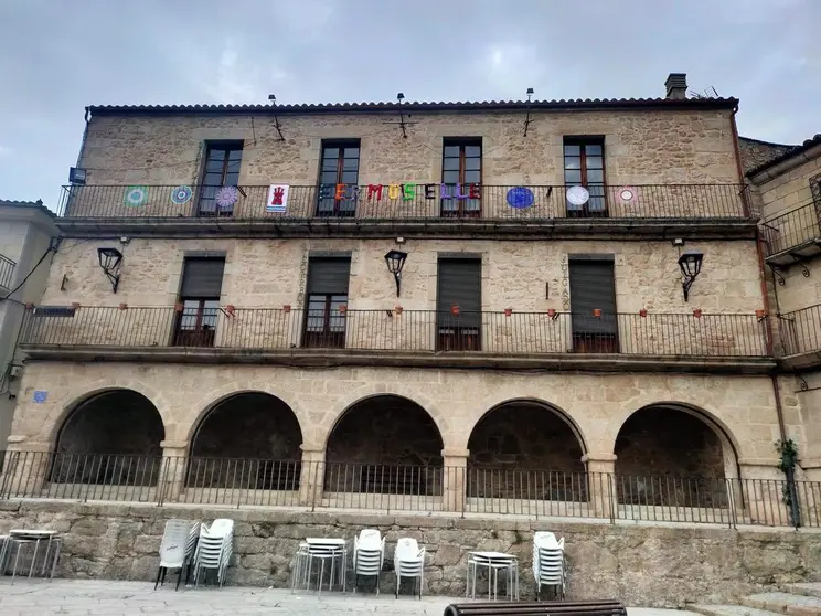 Imagen de la fachada de uno de los edificios de la Plaza Mayor de Fermoselle. Fotografía: SGS
