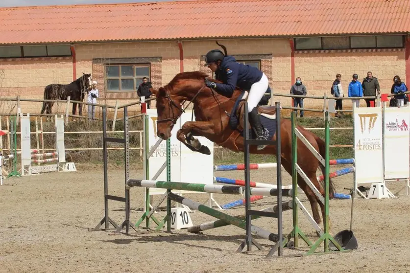 Claudia durante la competición de saltos en el centro hípico Equus Duri, en Pereruela