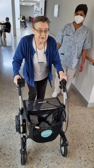 Residentes del centro de mayores de Camarzana de Tera prueban los nuevos andadores inteligentes, dentro del proyecto Silver Economy
