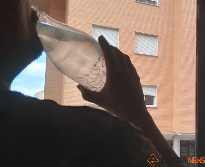 Un hombre se refresca con agua