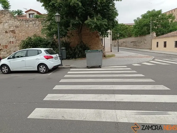 Contenedor colocado en un paso de peatones