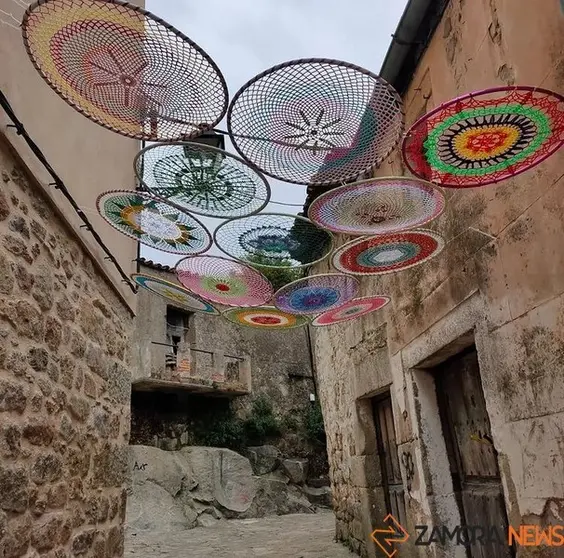 Una calle de Fermoselle luce los adornos. Fotos Sara S.G