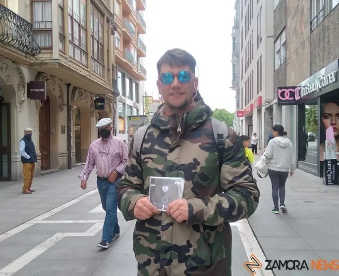 El artista gallego en la calle Santa Clara