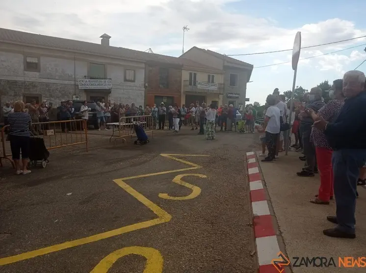 Concentración a favor de la Sanidad en Tábara