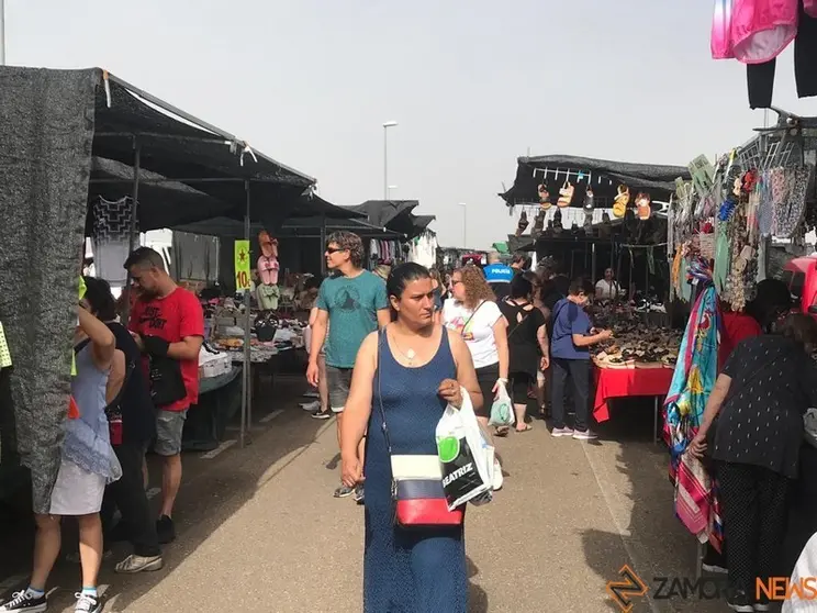 Gente en el mercadillo de Zamora