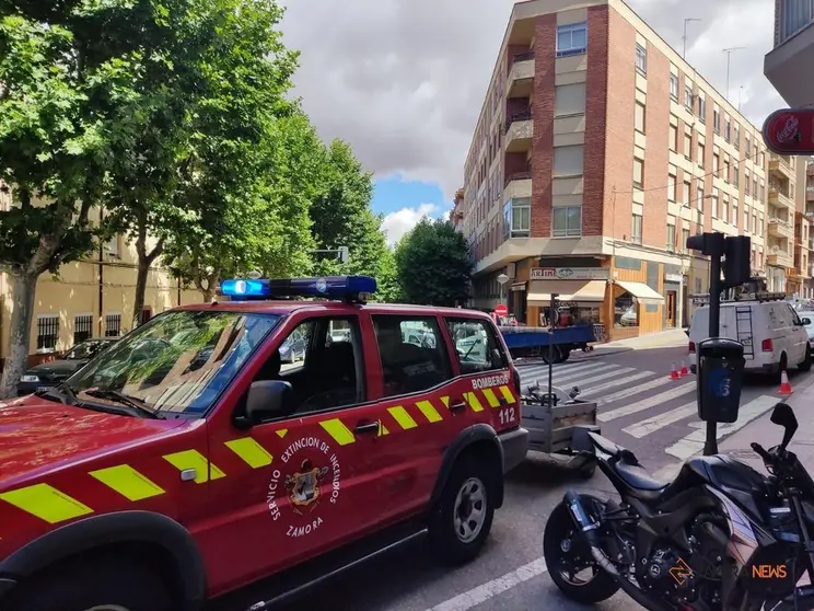 Bomberos de Zamora atienden una incidencia en la avenida Víctor Gallego