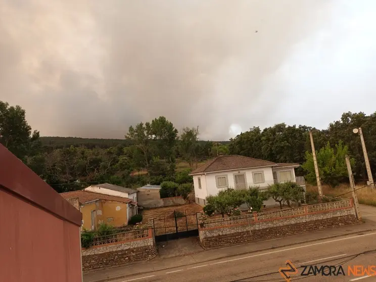 Columno de humo desde una casa de Otero de Bodas. Foto cedida/archivo