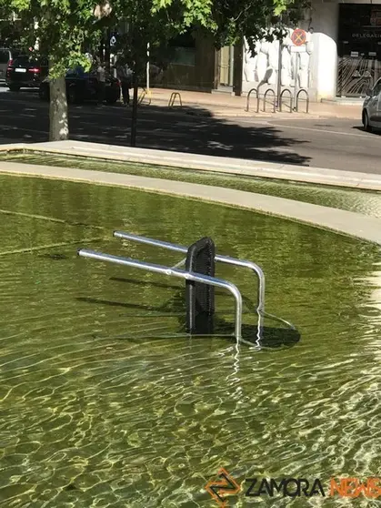 Silla arrojada en la Plaza de la Marina