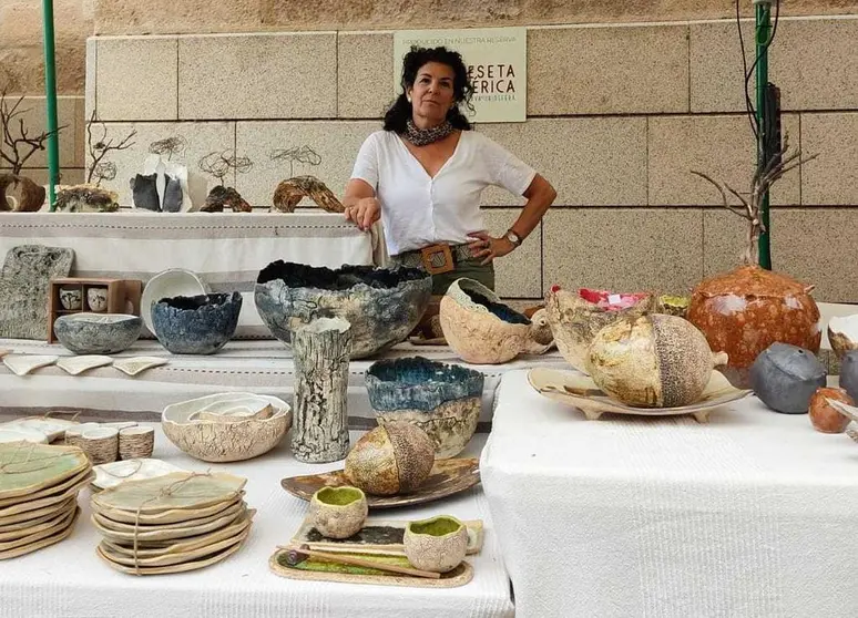 Nuria, de Numa Cerámica, en su stand en la Feria de Cerámica y Artesanía de las Fiestas de San Pedro