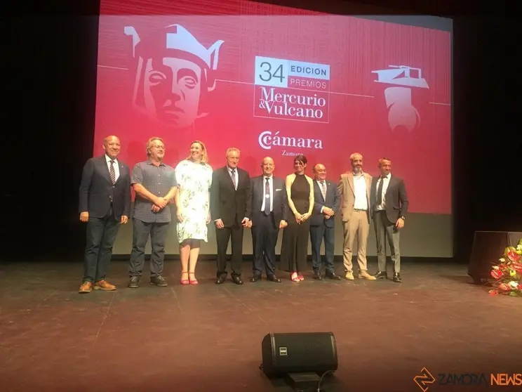 Foto de familia de los galardonados y autoridades en la 34 edición de los Premios Mercurio y Vulcano