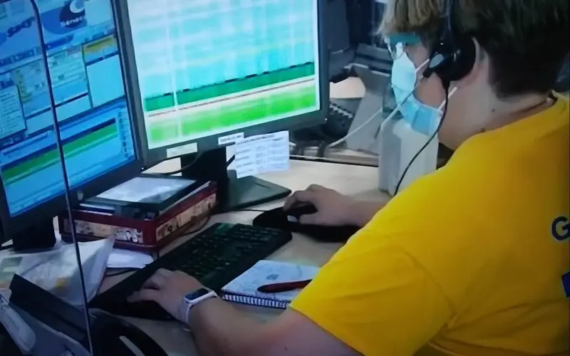 Una operaria atiende la línea Covid. Foto TVCyL
