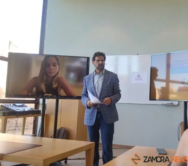 Antonio Sola presenta los resultados de la encuesta en la FRAH.