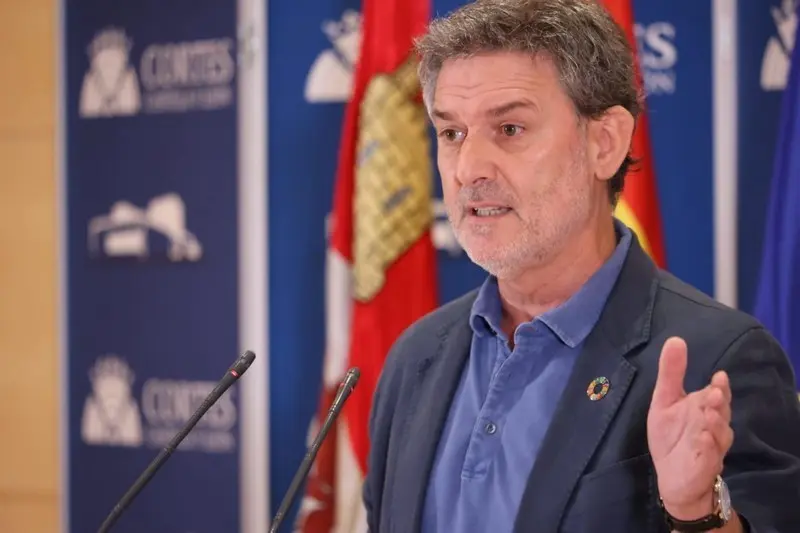 Home Noticias Vázquez: “La incompetencia de Mañueco obliga al Gobierno a aprobar un RD de mínimos en la extinción de incendios forestales”
Noticias
Vázquez: “La incompetencia de Mañueco obliga al Gobierno a aprobar un RD de mínimos en la extinción de incendios forestales”
escrito por Vanesa Lastra 1 agosto, 2022
Vázquez: “La incompetencia de Mañueco obliga al Gobierno a aprobar un RD de mínimos en la extinción de incendios forestales”
Compartir en:
Share
Tweet
El portavoz socialista de Medio Ambiente lamenta que el 40% de toda la superficie quemada en España esté en CyL cuando cuenta con “los mejores bomberos y el peor operativo”
El portavoz de Medio Ambiente del PSOE, José Luis Vázquez