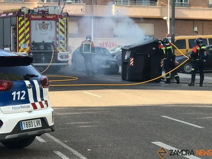 bomberos de Zamora apagan un contenedor