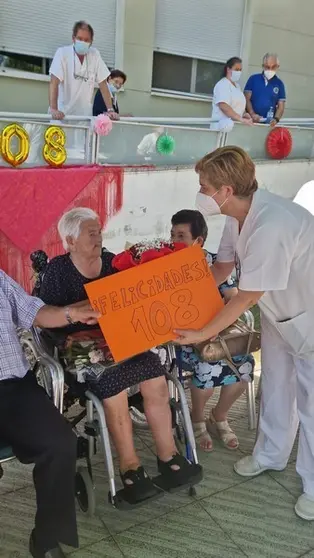 Aurelia recibe las felicitaciones en la residencia de Toro. Foto Cáritas
