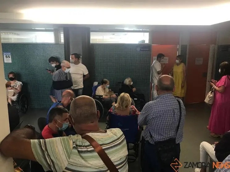 Pacientes en la sala de espera de Traumatología en Zamora