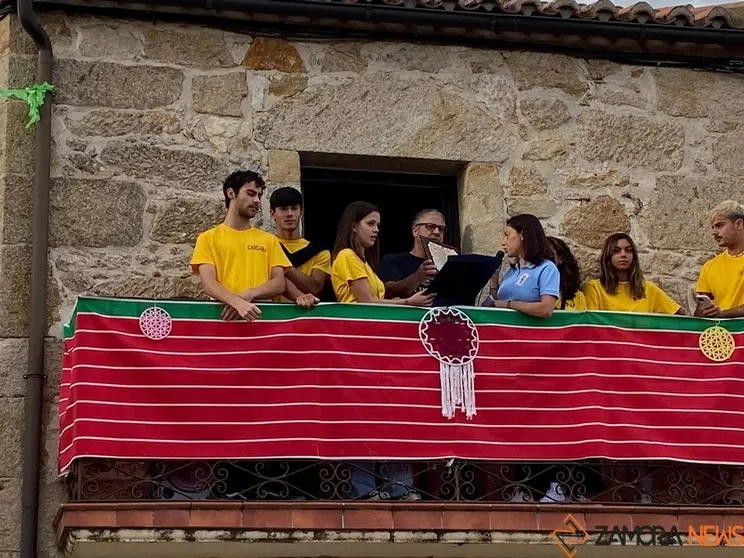 José Manuel Hernández Arenal muestra la placa de agradecimiento desde el balcón consistorial