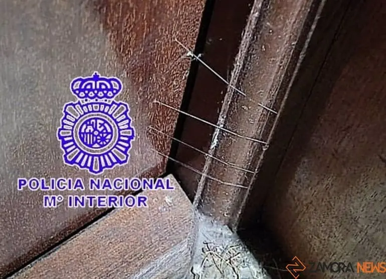 Hilos de pegamento en una puerta. Foto Policía Nacional