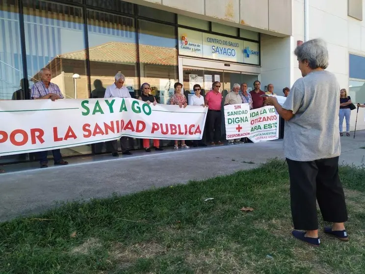 52 protesta de la Plataforma en Defensa de la Sanidad Pública de Sayago frente al centro de salud de Bermillo. Fotografía: CEDIDA