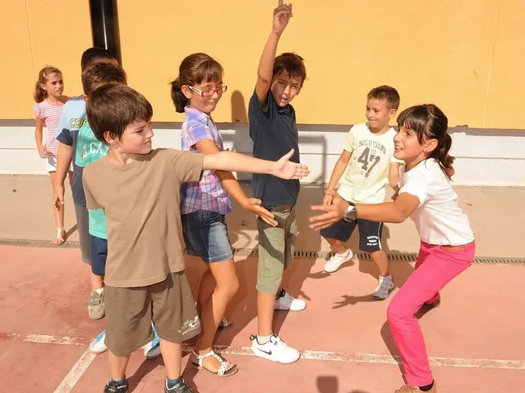 Niños juegan en el patio del cole. Foto ONCE