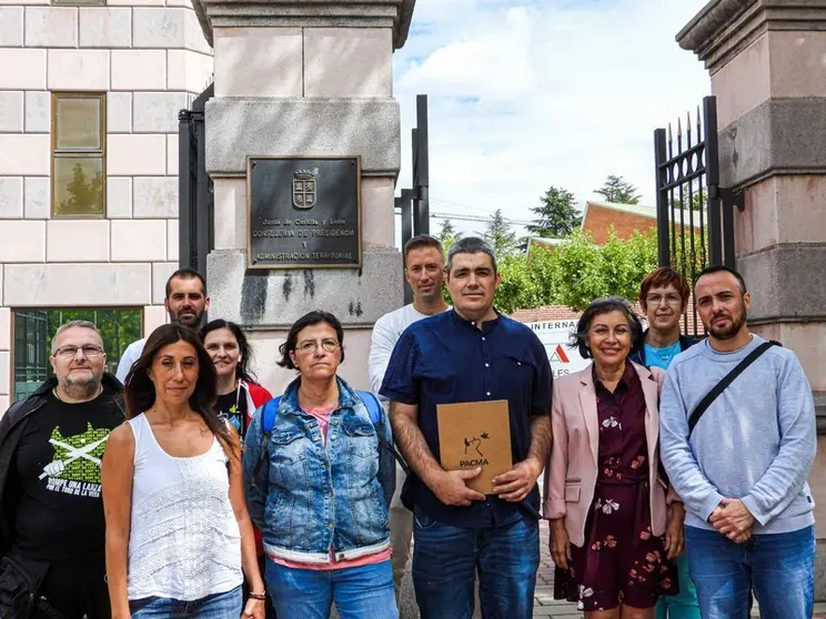 Entrega de firmas de PACMA