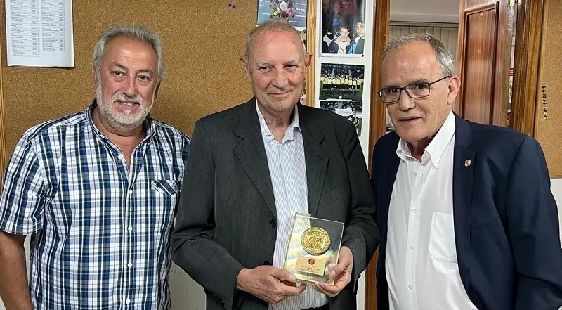 Pedro San Martín recibe una placa de reconocimiento