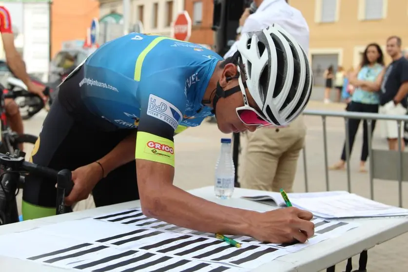 Imagen Sergio Arias control de firmas (1)