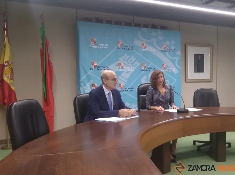 Clara San Damián en rueda de prensa, junto al director provincial de Educación