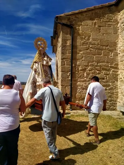 Los vecinos de Villalcampo procesionan a la Virgen de la Encarnación