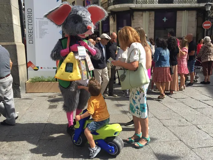 El vendedor de la ONCE disfrazado de ratón durante la Feria Internacional del Queso en Zamora
