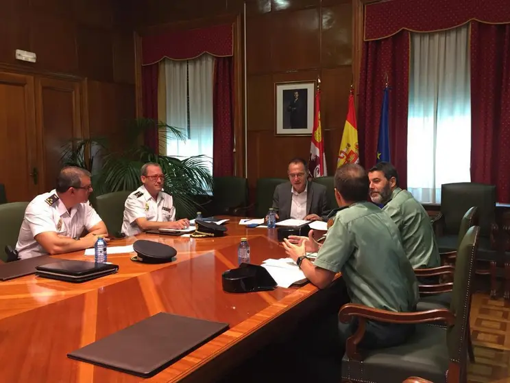 Reunión entre la Subdelegación de Zamora y el comisario provincial de la Policía Nacional, el teniente coronel y jefe de la Comandancia de la Guardia Civil y con los responsables de las divisiones de ambos cuerpos especializadas en delitos informáticos