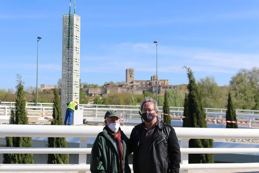 Coomonte y Guarido durante la colocación de la estatua del escultor en el Puente de los Poetas