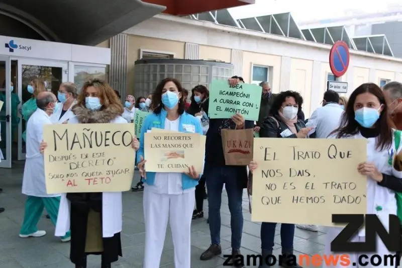 Sanitarios zamoranos protestan a las puertas del Virgen de la Concha.