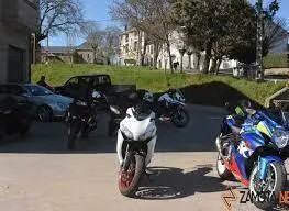 Motos