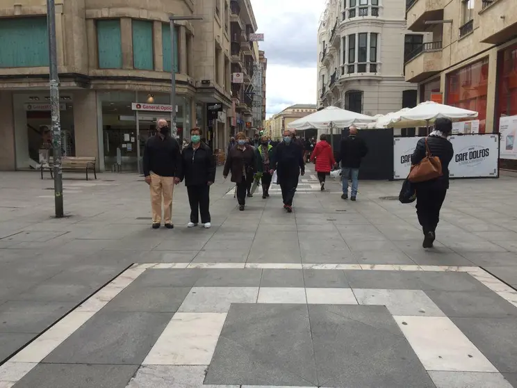 Ciudadanos pasean por una calle de Zamora