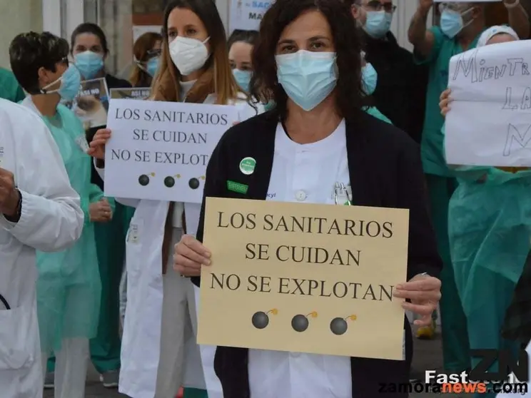 Imagen de archivo de protesta sanitarios SACYL ante el Hospital Virgen de la Concha