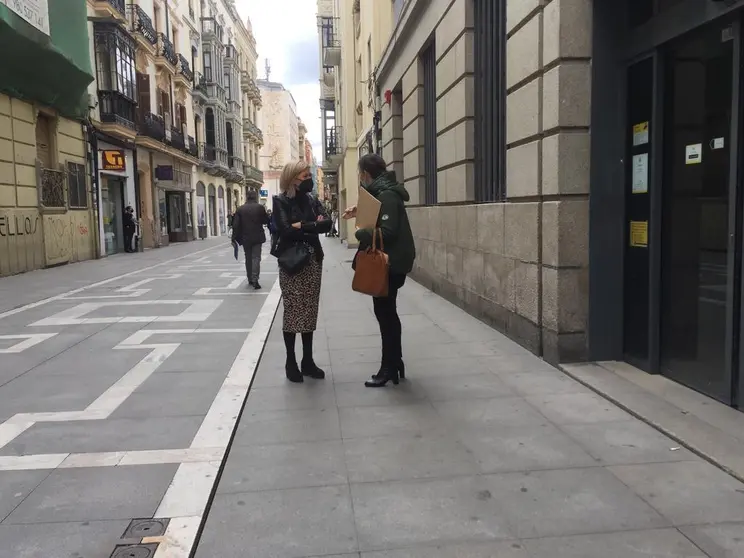 Dos mujeres conversan en plena Santa Clara