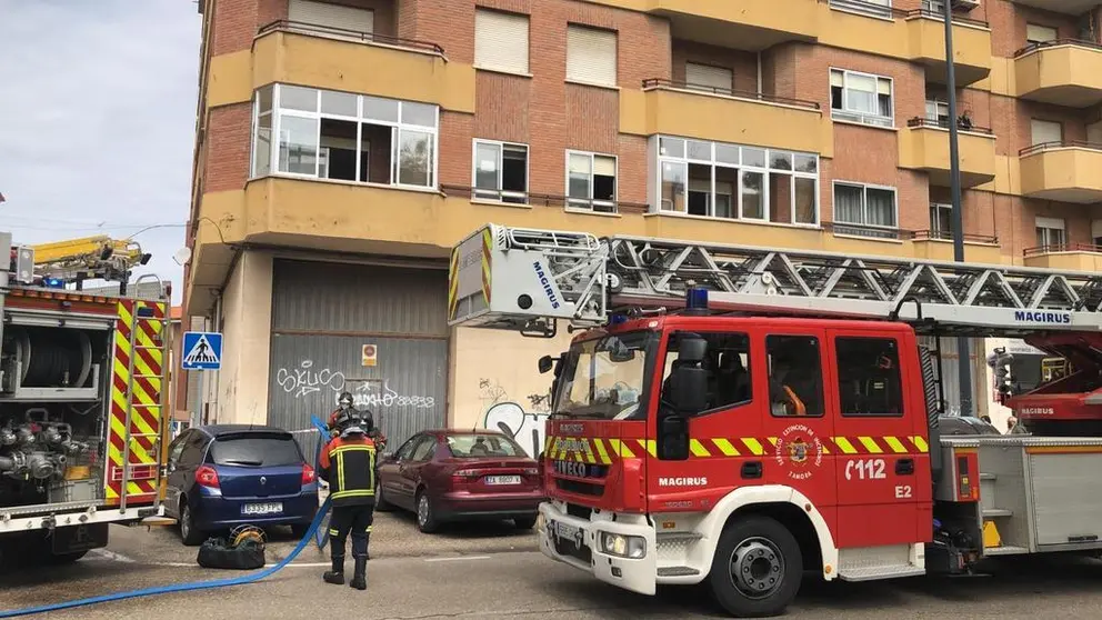 Bomberos en una intervención durante un incendio. Fotografía de archivo