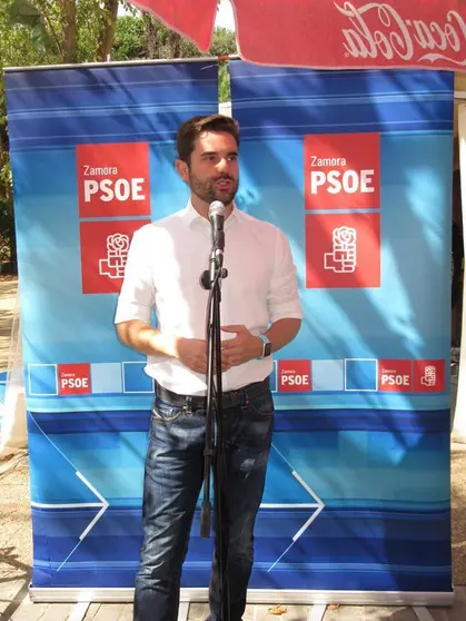 PSOE-Zamora. Antidio Fagúndez con militantes socialistas en Valorio