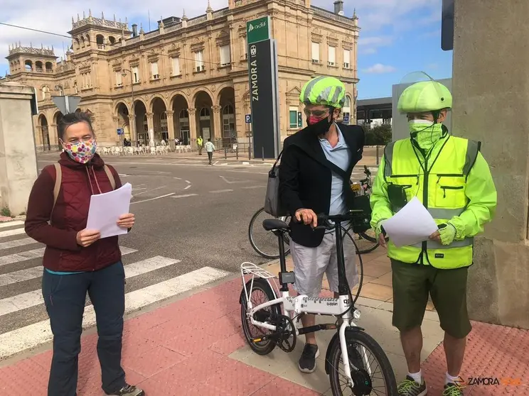 Lectura del manifiesto y peticiones del Grupo de Trabajo por la Bicicleta, 
Acción Ciclista, Ecologistas En Acción y BiciZamora